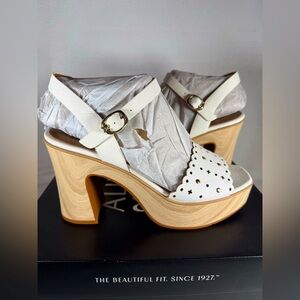 Naturalizer Kira Platform Sandal. White. 9 1/2 M.